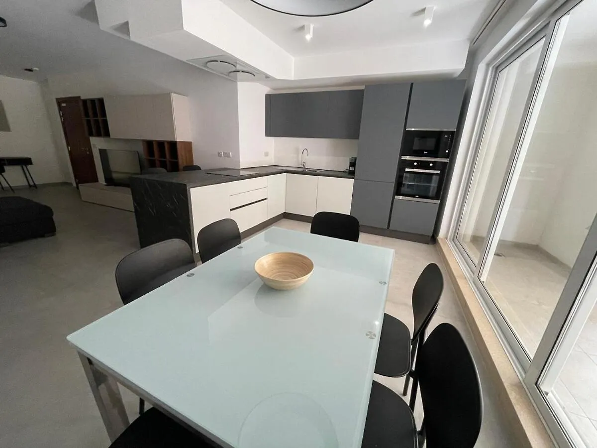 Rb3 - Centrally Located Luxurious Apartment Sliema