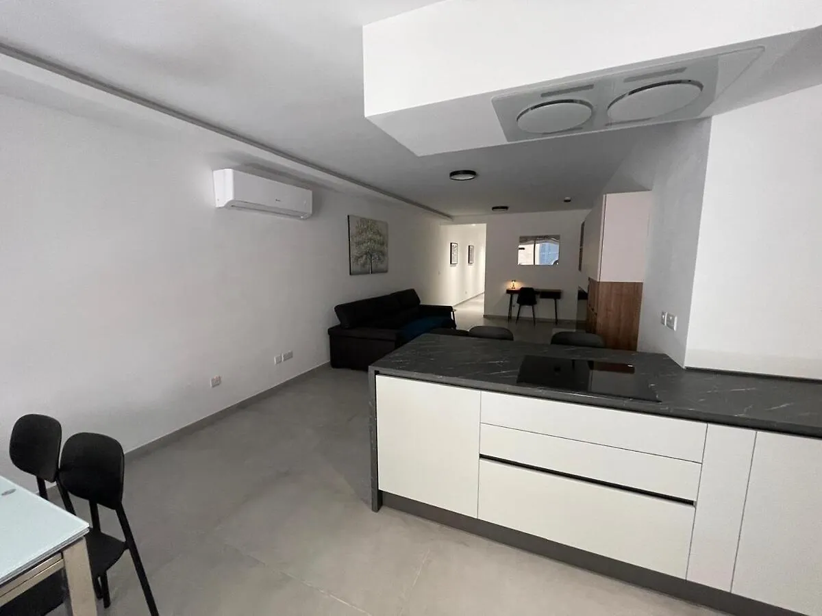 Rb3 - Centrally Located Luxurious Apartment Sliema